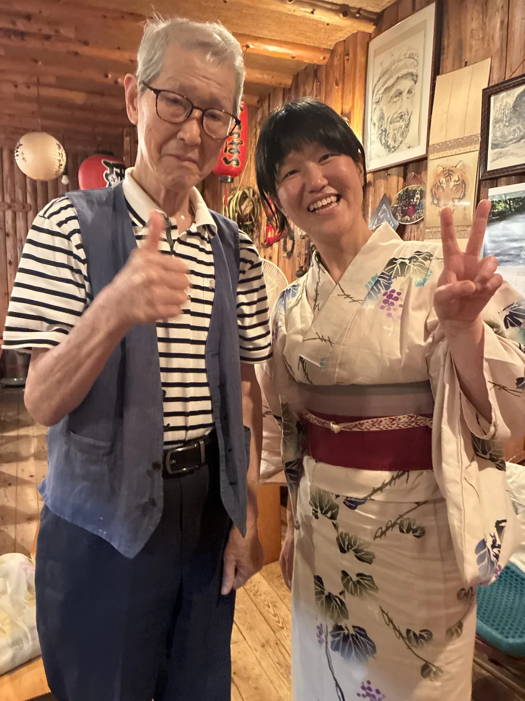 浴衣姿で父と並んで笑う写真