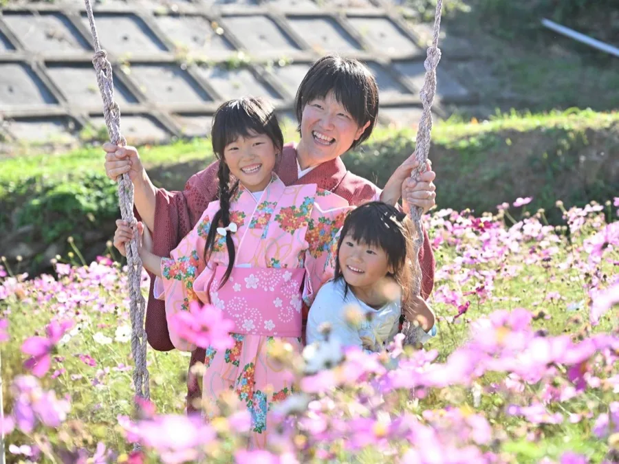 家族で着物を楽しむ写真