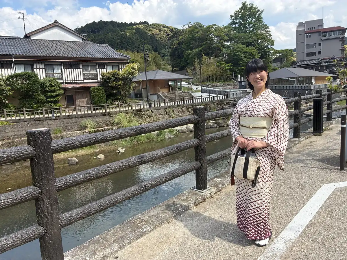 暮らしの中で着物を楽しむ後ろ姿