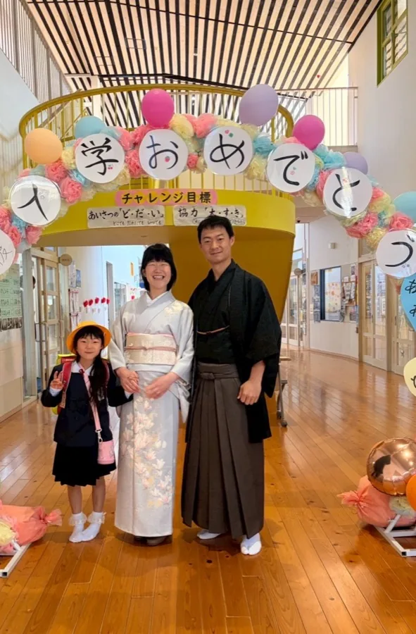 卒園や入学を思わせる家族の着物写真